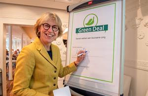 Voorzitter van de raad van bestuur Eveline de Bont ondertekent Green Deal Elkerliek ziekenhuis