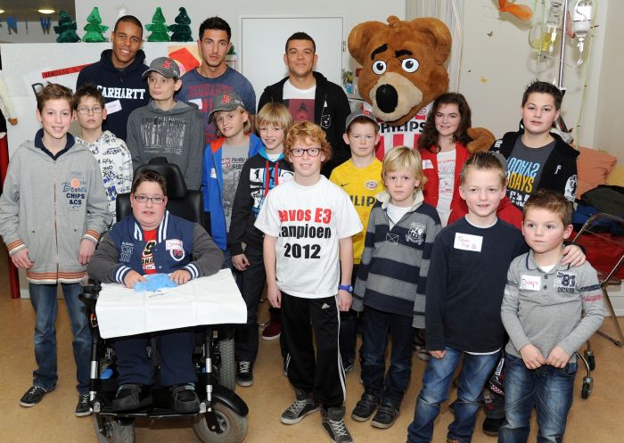 Spelers PSV en Phoxy op bezoek bij kinderafdeling Elkerliek