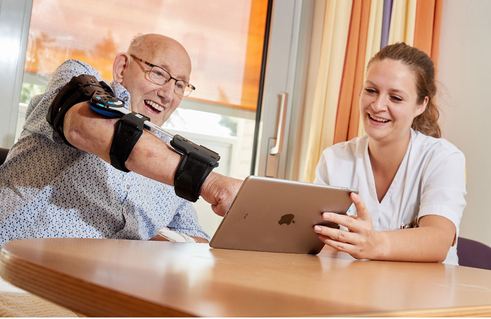 Patient digitaal laptop met verpleegkundige