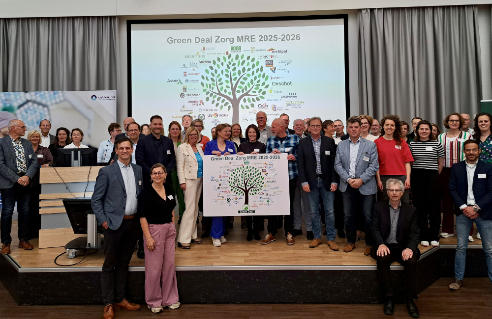 20 zorgorganisaties en 16 gemeenten tekenen regionale Green Deal Zorg 2025-2026