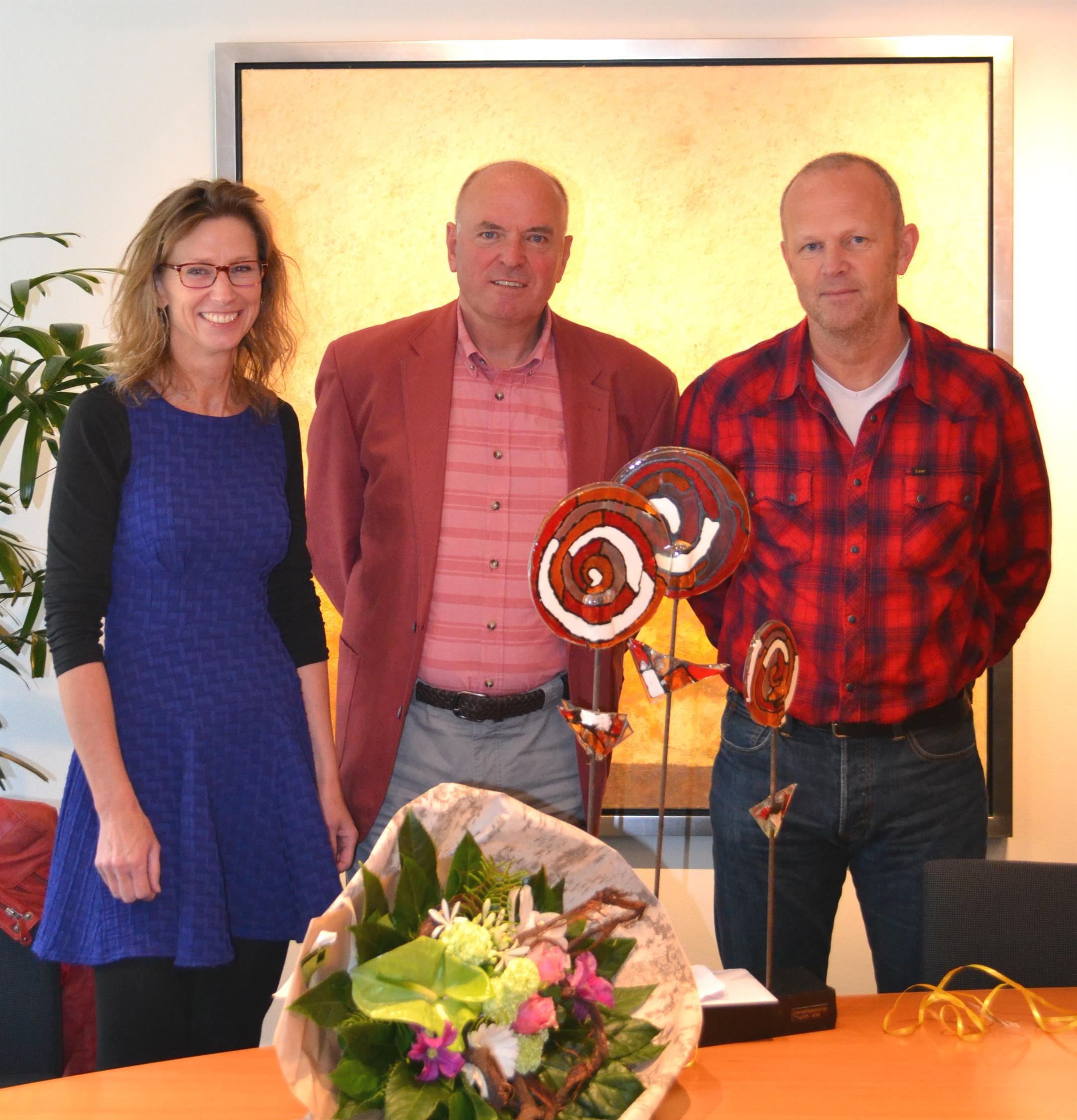 Bloemen, een oorkonde en een fraai werkstuk van een kunstenaar van ArtOro, werden dankbaar in ontvangst genomen door de Disney-ambassadeurs van de afdeling, Annebeth Fondse-Kaag en Lodewijk van Asten.