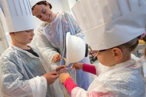 Kookworkshop voor kinderen met diabetes in de keuken van het Elkerliek ziekenhuis