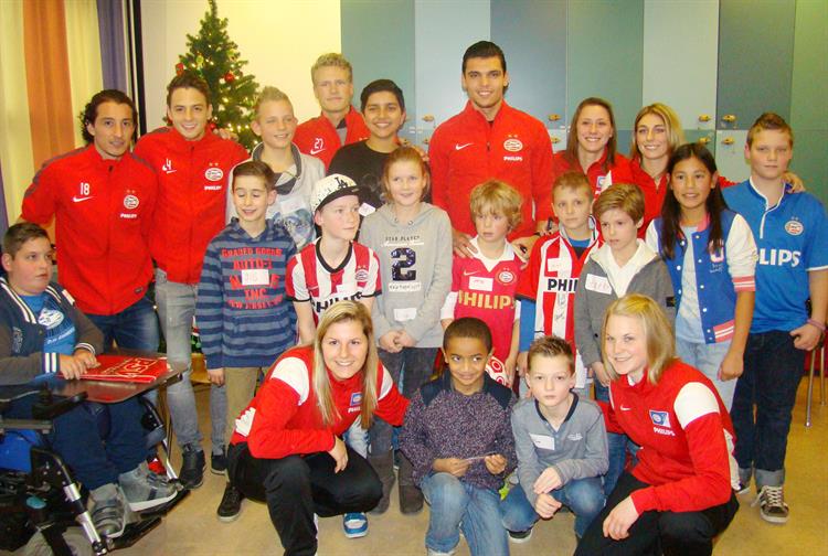 Groepsfoto bezoek PSV aan kinderafdeling 