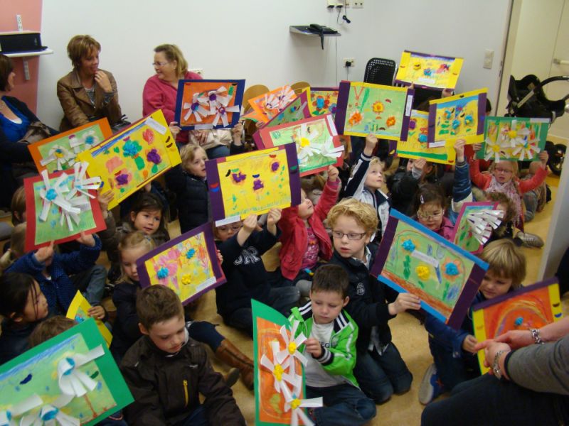 De leerlingen met hun kunstwerken