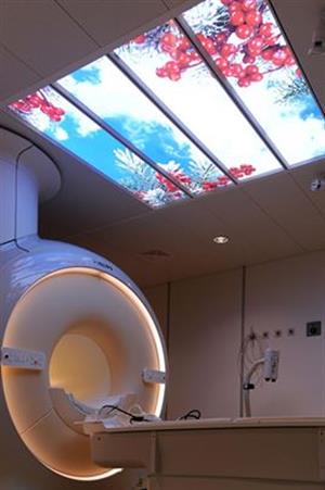 Een nieuw rustgevend plafond boven de MRI scanner