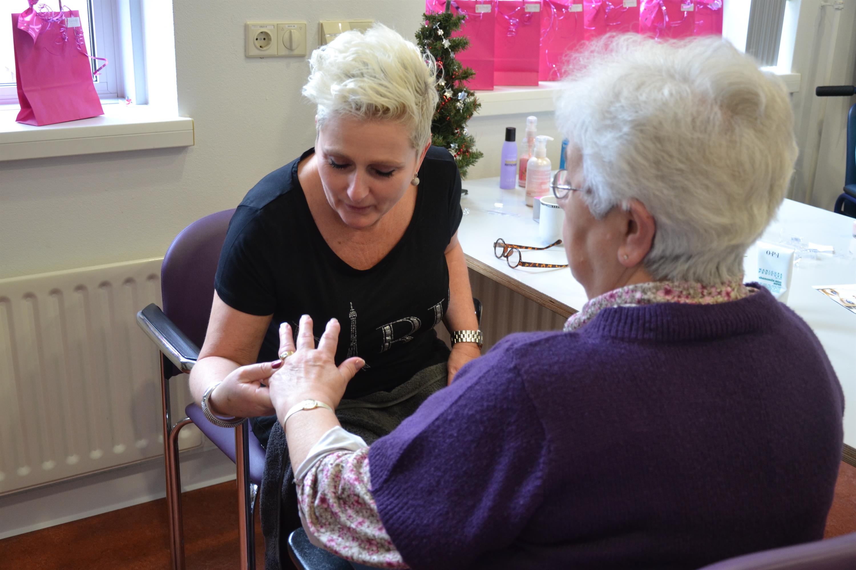 Geriatriepatiënten ontspannen tijdens heerlijke verwendag 