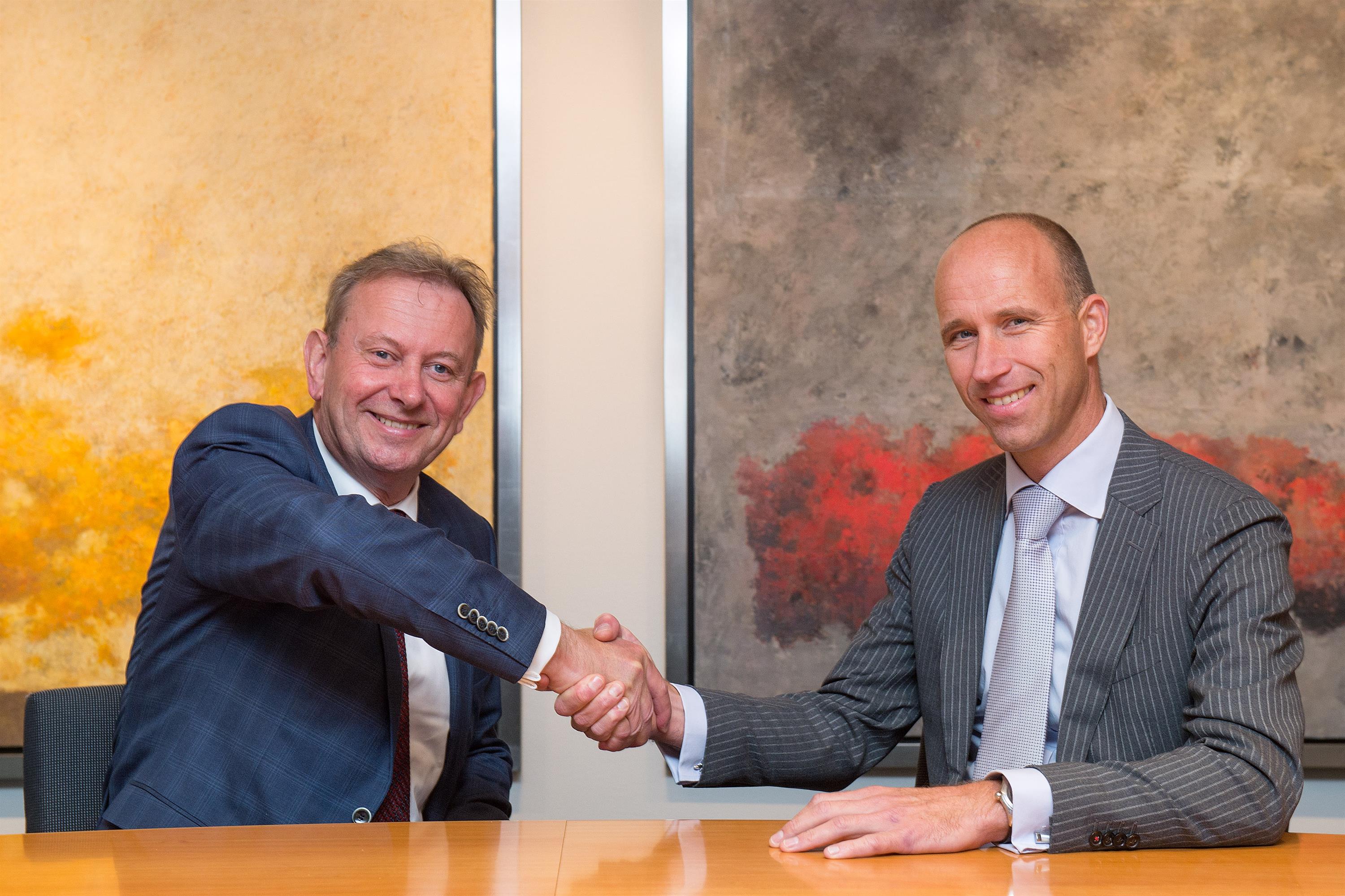 Wim van der Meeren (raad van bestuur CZ) en Jean-Pierre van Beers (raad van het bestuur Elkerliek).
