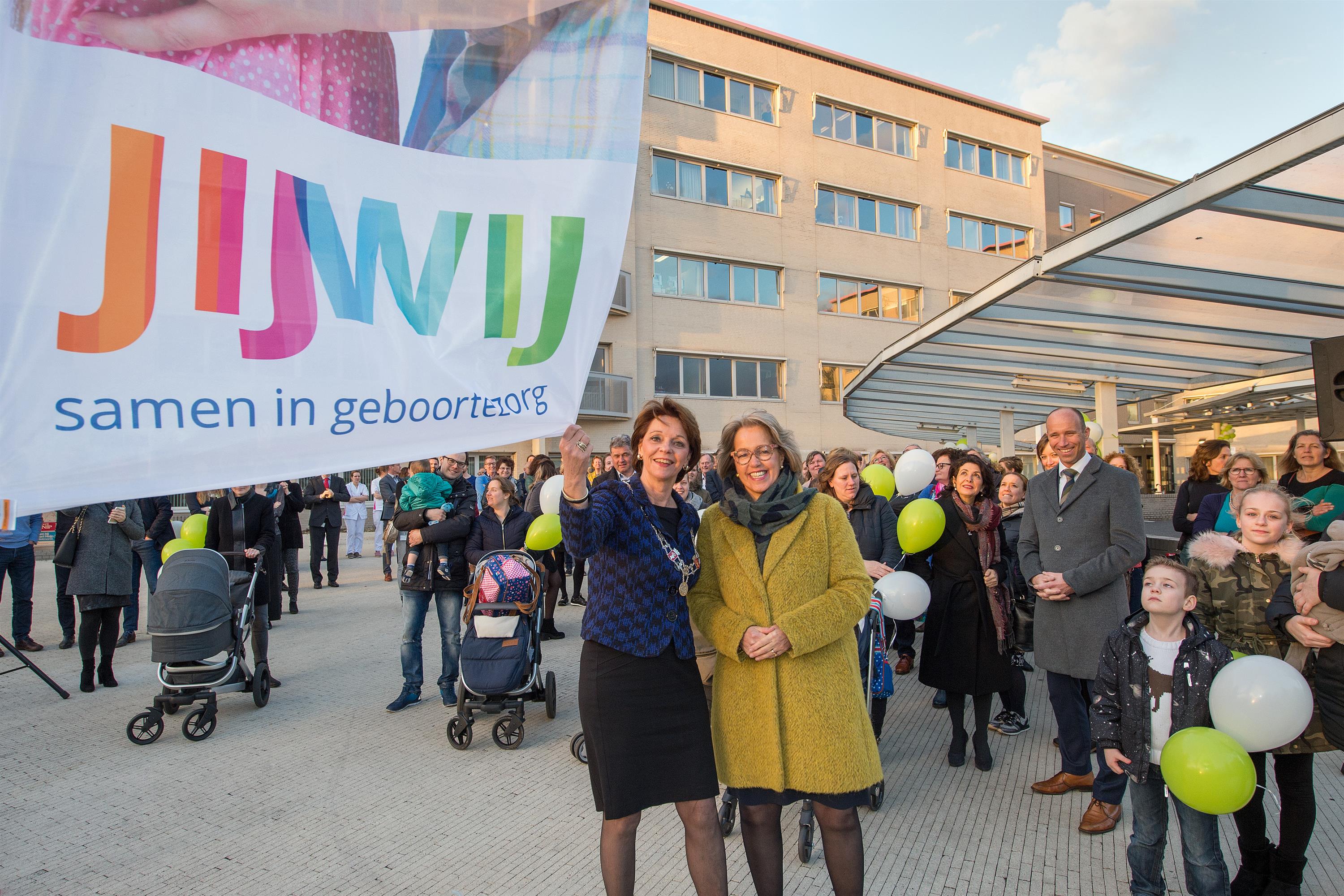 De vlag gaat in top voor het Centrum voor Geboorte & Gezin