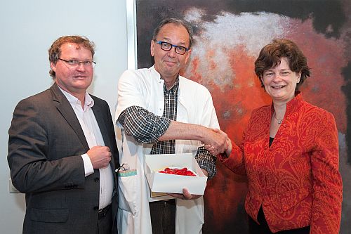 Dijkstra (midden) nam namens de maatschap de felicitaties in ontvangst.