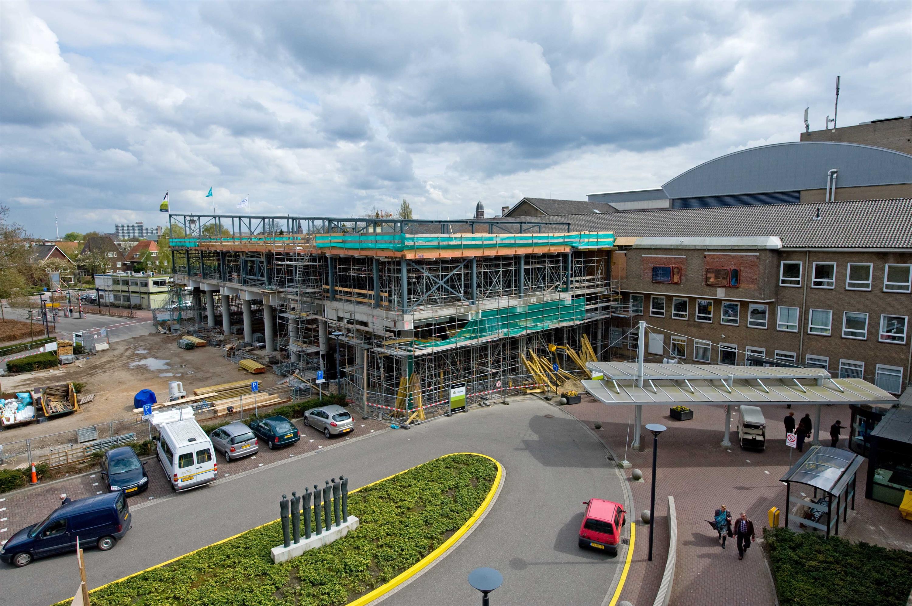 Nieuwbouw Elkerliek ziekenhuis bereikt hoogste punt