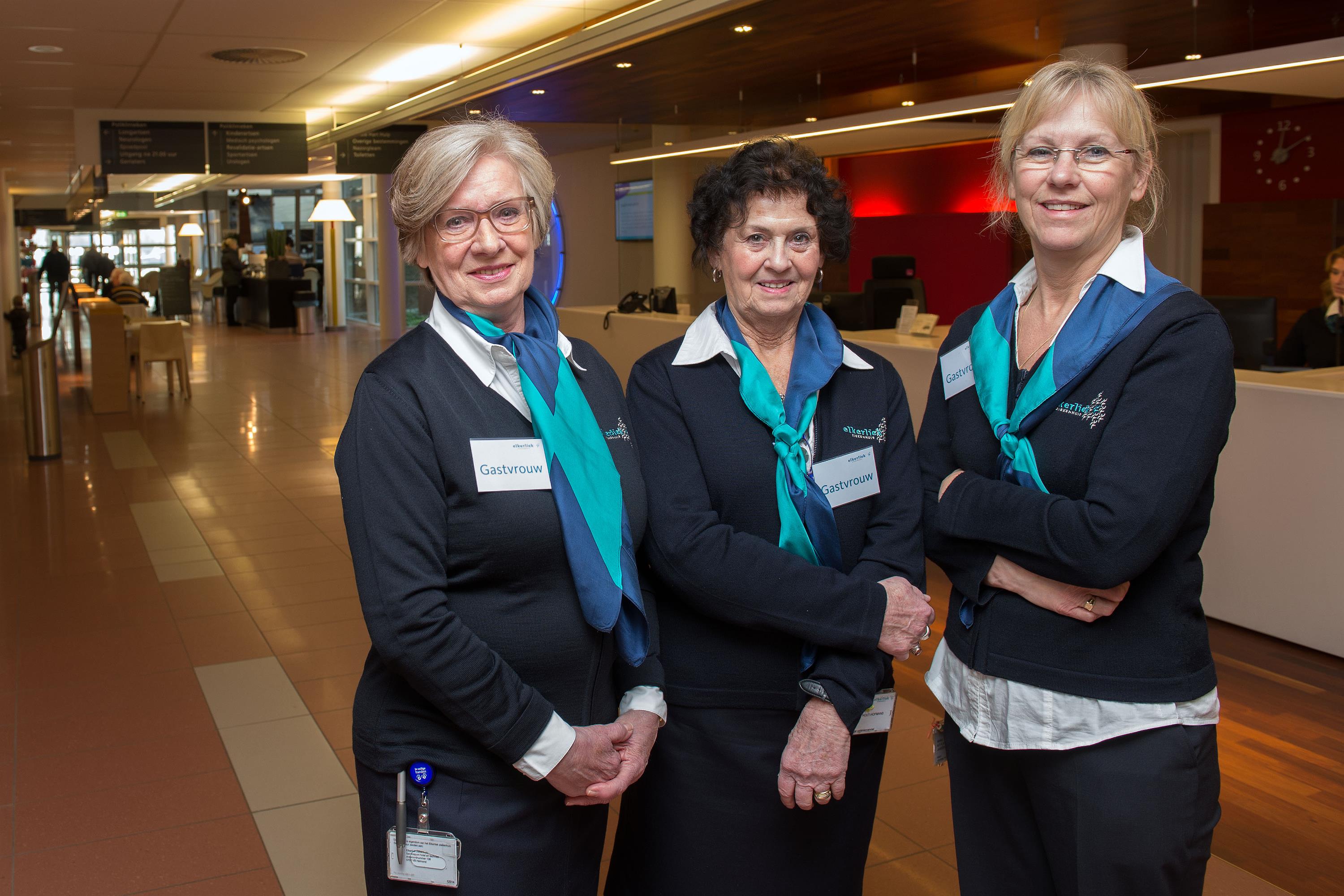 Drie gastvrouwen staan voor u klaar in de centrale hal in Helmond 