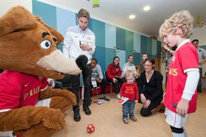 Een aantal spelers van PSV en Phoxy op bezoek bij de kinderafdeling van het Elkerliek ziekenhuis