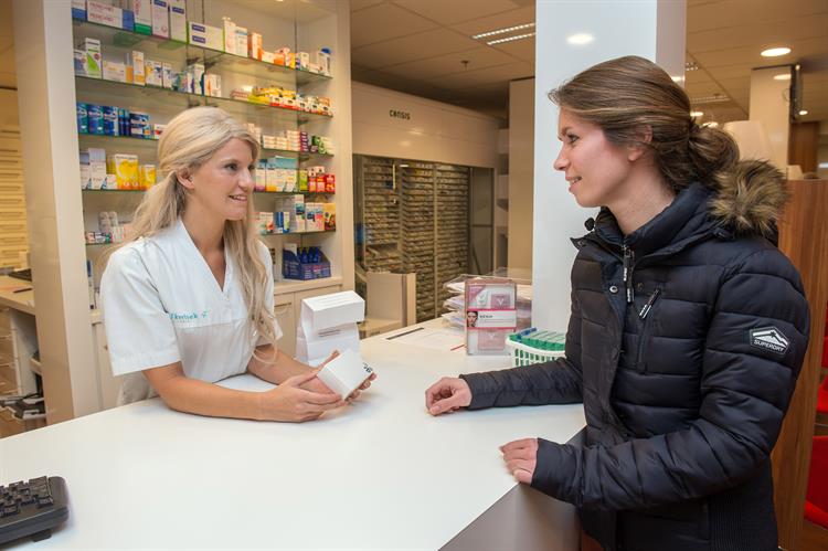 Patient aan de balie bij de Elkerliek Apotheek 