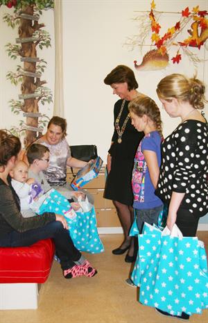 Stichting Achterstevoren geeft cadeautjes aan kinderen Kinderafdeling Elkerliek ziekenhuis