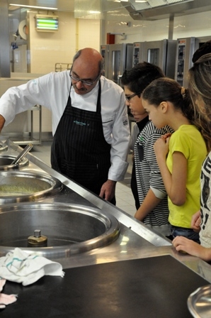 Schoolkinderen bezoeken centrale keuken Elkerliek ziekenhuis 
